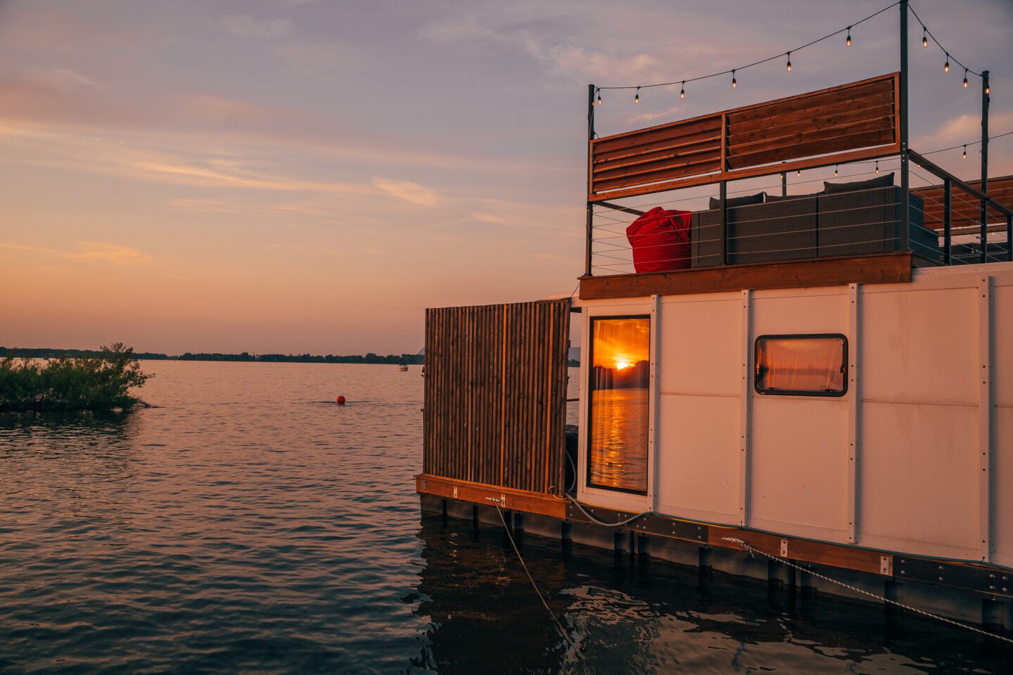 Eau Villa Chambly Montérégie Floating Chalet